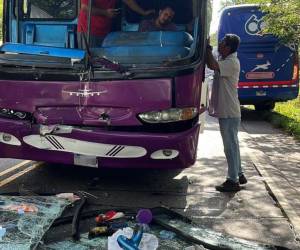 Un grave accidente de tránsito se registró este jueves en la carretera CA-3, específicamente en el desvío a Guasaule, Choluteca, al sur de Honduras. Dos autobuses colisionaron de manera frontal, lo que generó una alerta inmediata en la zona.