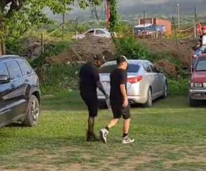 Entre insultos y evadiendo objetos que le eran lanzados, Quioto abandonó el recinto deportivo al negarse a pagar entrada para ver un partido de Liga Mayor.