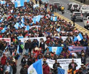 Con pancartas donde se leía “Fuera corruptos” y “renuncien ya”, los manifestantes se concentraron en distintas calles de acceso en la zona.