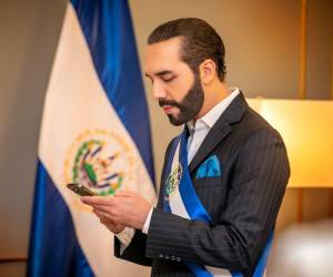 Desde el arranque de su primer gobierno, los piropos no faltaron, y es que su barba y cabellera es lo que más elogian sus seguidoras. En ocasiones formales, el presidente de El Salvador recurre al traje, que a veces acompaña de una gorra, pero nunca de una corbata (no le gustan).