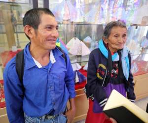 Doña María Porfiria junto a su hijo José Presentación dieron gracias a la Virgen de Suyapa por cuidarlo en un accidente.