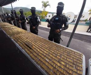 Armas, municiones y otros objetos prohibidos en las cárceles fueron exhibidos en el cuartel general de la Policía Militar.