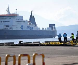 El ferry “Blue Wave Harmony” de bandera panameña se ve en el viaje inaugural que conectará El Salvador y Costa Rica a través del Océano Pacífico, en el puerto de La Unión, El Salvador, el 10 de agosto de 2023.