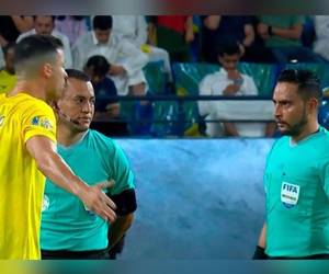 El árbitro hondureño le anuló dos goles a Cristiano Ronaldo en el partido entre el Al Nassr y el Damac.