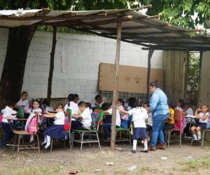 Al existir 12,000 escuelas dañadas, los niños reciben clases a la intemperie como el caso del CEB José Simón Azcona de Chamelecón.