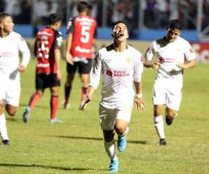 Michael Chirinos celebrando un gol ante los ticos.