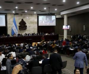 El lunes, la comisión nombrada por el CN entregó la nómina y la hoja de vida de los cinco aspirantes a fiscal general y adjunto a los jefes de bancada de las fuerzas políticas.