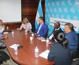 Los comisionados de la Unidad de Financiamiento, Transparencia y Fiscalización (UFTF), se reunieron con mirmbros del Partido Salvador de Honduras (PSH), con los que socializaron la Ley de Financiamiento, Transparencia y Fiscalización.