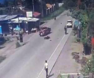 El motociclista voló varios metros tras impactar de frente a un vehículo pick-up.