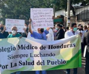 Los médicos exigen un reajuste salarial y el abastecimientos de medicamentos.