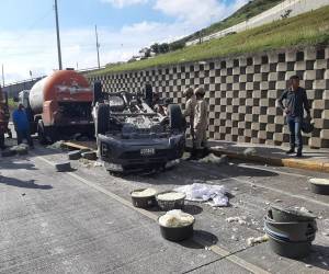 Un accidente vehicular ocurrió esta mañana en el Anillo Periférico, en el retorno de la colonia El Carrizal, dejando dos personas heridas y sobre todo daños materiales, entre ellos cientos de libras de quesillo. A continuación los detalles.