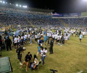 El partido fue suspendido mientras los cuerpos de socorro evacuaban a las personas del escenario.