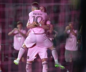 Momento en que Lionel Messi celebra su octavo gol en la Leagues Cup, desatando la locura en el DRV PNK Stadium.