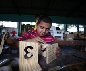 Desde el taller de carpintería, los alumnos con más avances pueden lograr la inserción laboral en empresas.