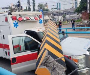 El accidente dejó herido al conductor de la ambulancia, quien fue trasladado a un centro asistencial.