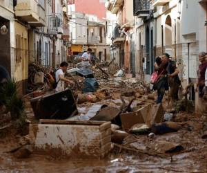 Varias personas trabajan en las labores de limpieza y desescombro en Paiporta, Valencia.