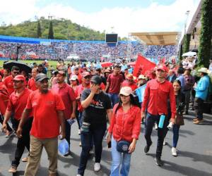 Cerca de las 9:00 de la mañana ingresaron decenas de militantes de Libre al Estadio Nacional.