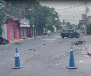 Los dos jóvenes quedaron a pocos metros de la motocicleta en la que se conducían.