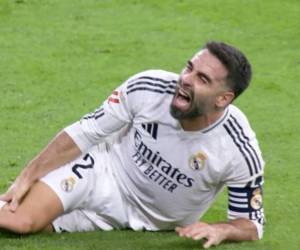 Dani Carvajal se tiró al suelo tras el golpe en su rodilla derecha.