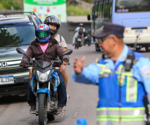 EL HERALDO se encontró con Arnoldo Álvarez, un policía de Tránsito, en el kilómetro 1 de la carretera que de Tegucigalpa conduce al sur de Honduras. Este es uno de los puntos con más accidentados en motos.