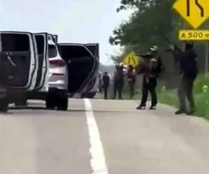 Las personas secuestradas fueron bajadas del vehículo en el que se conducían.