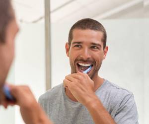 Hay que mantener una correcta higiene bucal, empezando por cepillar dientes, muelas, encías, mejillas por dentro y lengua al menos tres veces al día.