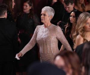 Jamie Lee Curtis celebra por lo alto el primer Emmy de su trayectoria