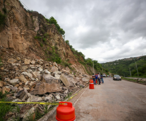 El domingo la municipalidad comenzó con las obras de mitigación y culminó ayer con la limpieza de la calzada a orillas de la Quezada.