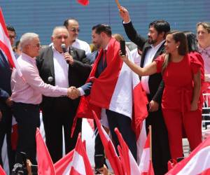 Arropado con la bandera rojo-blanco-rojo y tras un apretón de manos con el presidente del Partido Liberal, el diputado Jorge Cálix fue juramentado como miembro de la institución política, por la que buscará la candidatura a la presidencia de Honduras. A continuación un vistazo a la algarabía en el Consejo Central Ejecutivo del Partido Liberal por la suma de nuevos líderes.