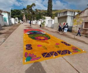 Varias coloridas y singulares alfombras adornaron la entrada al Cementerio General de Comayagüela este sábado 2 de noviembre de 2024, fecha en la que se conmemora el Día de los Fieles Difuntos. A continuación te las mostramos.