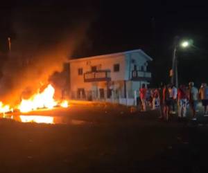 Pobladores incendiaron llantas y otros objetos para obstaculizar las vías en señal de protesta.