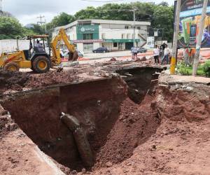 En la segunda entrada de Residencial Plaza y la Kennedy se realizaron las reparaciones en una tubería obstruida.