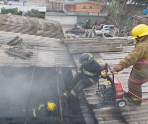 Momento en que los bomberos intentaban apagar el fuego.