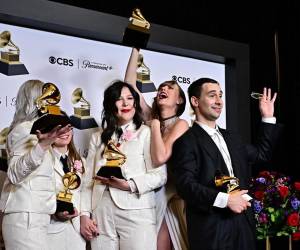 La cantautora estadounidense Taylor Swift, ganadora del Mejor Álbum Vocal Pop y Álbum del Año por “Midnights”, posa con Julien Baker, Phoebe Bridgers y Lucy Dacus del grupo indie estadounidense boygenius sosteniendo los premios Grammy al Mejor Álbum de Música Alternativa por “The Record”.