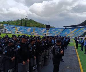 La Policía Nacional se hizo presente para brindar seguridad en el estadio Nacional.