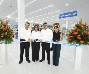 Altos ejecutivos de Diunsa durante el corte de cinta inaugural de la nueva tienda en Comayagua.