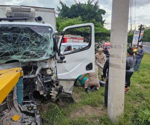 Accidente vial dejó tres personas heridas a la altura del bulevar Fuerzas Armadas.