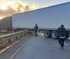 El pesado automotor rebasó la barrera y terminó invadiendo el otro carril, afortunadamente no venía ningún vehículo en ese momento.