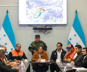 La presidenta Xiomara Castro se mantiene muy pendiente de la situación del país ante la arremetida de la tormenta Sara.