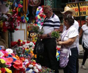 Los capitalinos visitarán hoy las tumbas de sus seres queridos para llevar flores y coronas para recordarlos.