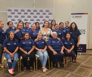 Grupo de mujeres emprendedoras fortalecen sus conocimientos financieros a través de Finsol y USAID Honduras.