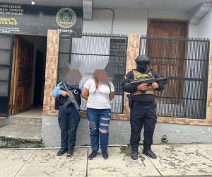 Agentes de la DIPAMPCO aprehendieron a “Karol G”, supuesta traficante de drogas en Copán.