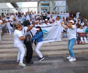 Los miembros de la Asociación Nacional de Enfermeros y Enfermeras de Honduras (ANEEAH) se tomaron los cuatro portones del Centro Cívico Gubernamental (CCG) exigiendo pagos de salarios atrasados.