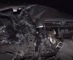 Destrozado quedó el automóvil donde se conducía el hombre