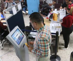 Cada persona ingresa en la estación de tickets su número de Documento Nacional de Identificación que le permitirá emitir un boleto con el número que será atendido.