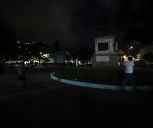 Las sombras de la noche se apoderan de la histórica plaza Francisco Morazán.