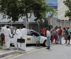 Equipos de Inspecciones Oculares de la DPI levantaron evidencias donde le quitaron la vida al conductor del taxi con registro 2031.