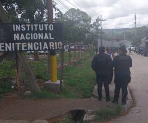 Las imágenes muestran el caos y la tensión que se vivió durante una reyerta mortal en el Centro Femenino de Adaptación Social (CEFAS). El personal penitenciario y de seguridad, así como los bomberos se encuentran en el lugar tratando de controlar la situación.