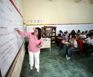 Cientos de maestros recibirán su pago en agosto.