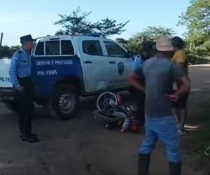 Momento en el que el padre del menor se encontraba discutiendo con los miembros policiales.